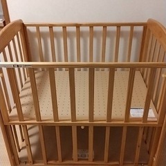 木製ベビーベッドの画像