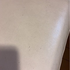 ソファー2脚と昇降テーブルの画像