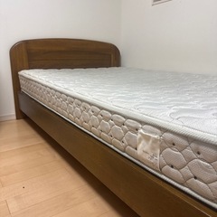 セミダブル　ベッドフレームとマットレス付きの画像
