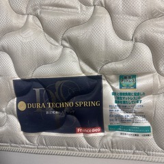 セミダブル　ベッドフレームとマットレス付きの画像