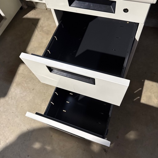 おすすめ！　美品 PLUS 事務机 デスク 1200×700×700mm 鍵付 
