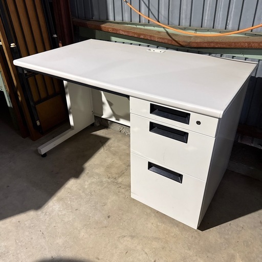 おすすめ！　美品 PLUS 事務机 デスク 1200×700×700mm 鍵付