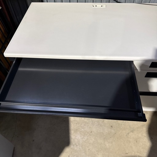 おすすめ！　美品 PLUS 事務机 デスク 1200×700×700mm 鍵付 