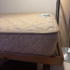 5月までに取りに来てくれる方に、セミダブルベッドとマットレスの画像
