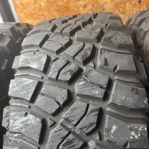 バリ山　BF GOODRICH Mud-Terrain T/A KM3 285/70R17 夏タイヤ　2019年製　17インチ