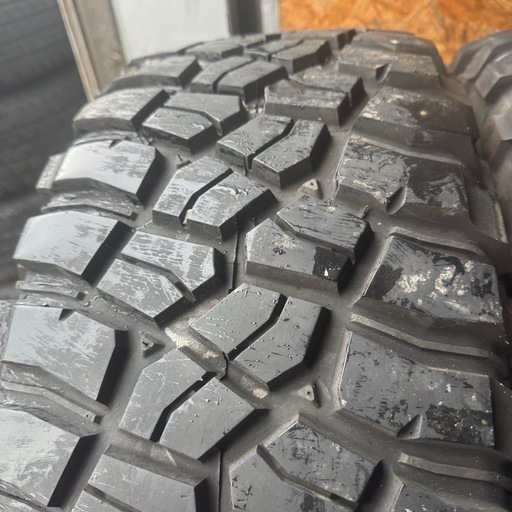 バリ山　BF GOODRICH Mud-Terrain T/A KM3 285/70R17 夏タイヤ　2019年製　17インチ