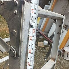 軽量アルミ脚立です。　長さ1.25m程の画像