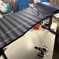 未使用 組立済み　擦り傷あり Dowinx ゲーミングデスク パソコンデスク 専用マウスパッド付き コンセント付き モニターアーム対応 デスク 机 ワークデスク 炭素繊維天板 安定構造 頑丈なフレーム 組立簡単 60奥行き*140幅*75高さ 耐荷重100kgの画像