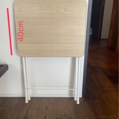 折りたたみ式テーブルの画像