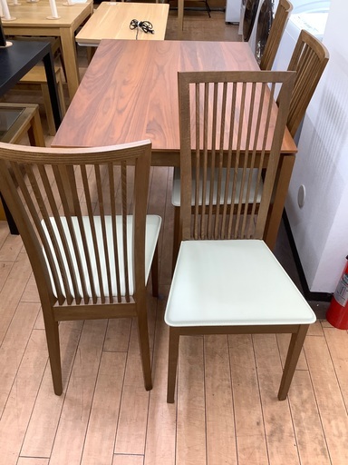 CALLIGARISのダイニング5点セットです。