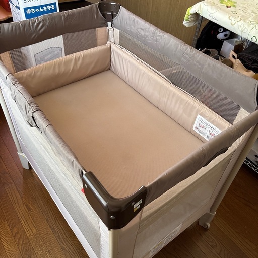 ベビーベッド　畳める　ココネル　アプリカ
