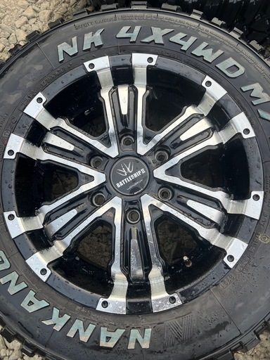 美品　ハイエース　215/65R16  バトルシップ2