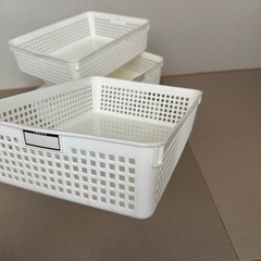 ダイソー収納カゴ 約33cm 5個セット名古屋 ダイソーカゴ5個 200円 早い者勝ち　シンプル白 収納カゴ 約33cm 5個　まとめ売りの画像