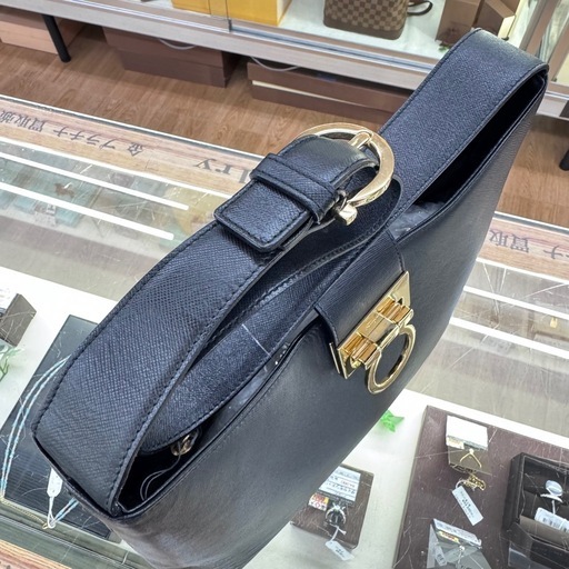 ☆ドリーム荒牧店☆Salvatore Ferragamo フェラガモ  レザー  ガンチーニ ショルダーバッグ ブラック ×ゴールド