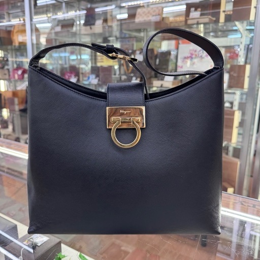 ☆ドリーム荒牧店☆Salvatore Ferragamo フェラガモ  レザー  ガンチーニ ショルダーバッグ ブラック ×ゴールド