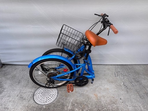 変速機付きの青い折りたたみ自転車