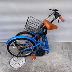変速機付きの青い折りたたみ自転車の画像