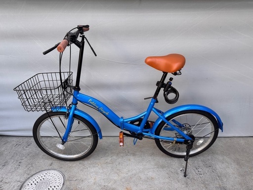 変速機付きの青い折りたたみ自転車