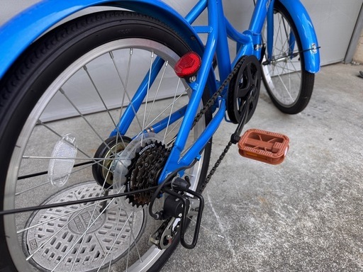 変速機付きの青い折りたたみ自転車