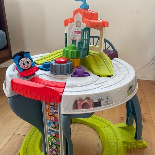 きかんしゃトーマスを走らせよう！2層の線路テーブル