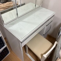 ドレッサーと椅子の画像