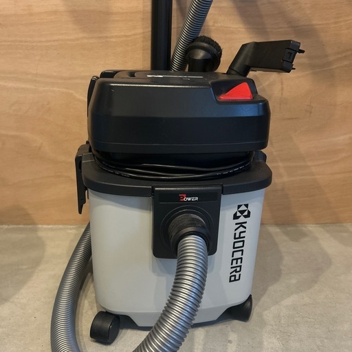 〈ほぼ新品〉
KYOCERA 業務用掃除機　乾湿両用　集じん機