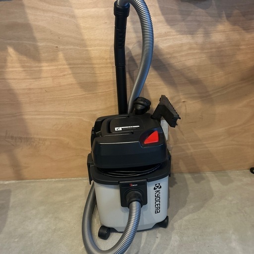 〈ほぼ新品〉
KYOCERA 業務用掃除機　乾湿両用　集じん機