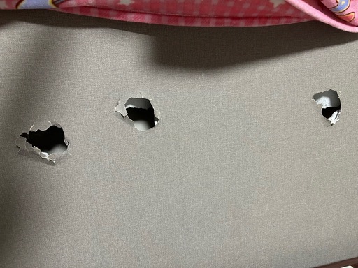 一軒家の部屋の壁とクロス張り
