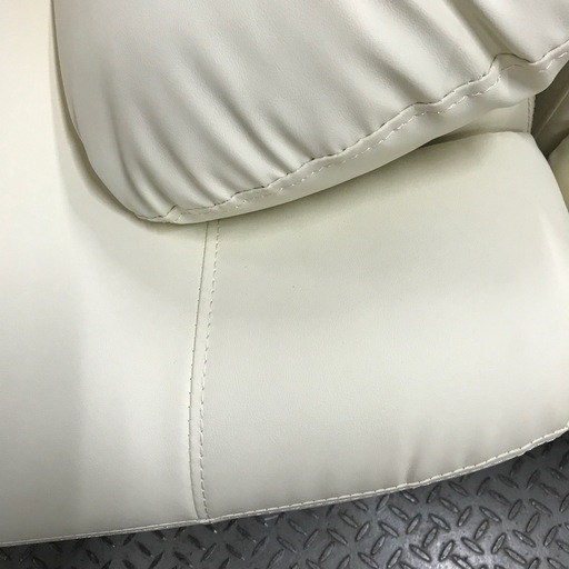 ジャングルジャングル貝塚店　ソファ　2人用　2人掛け　関家具　白　ホワイト　皮　シンプル　オシャレ　肘掛け　インテリア　家具　中古　貝