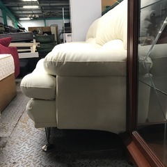 ジャングルジャングル貝塚店　ソファ　1人用　白　ホワイト　皮　肘掛け　シンプル　オシャレ　インテリア　家具　中古　貝塚市　二色浜の画像