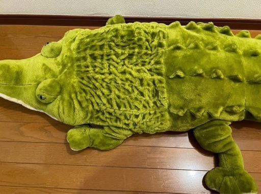 巨大ワニのぬいぐるみ