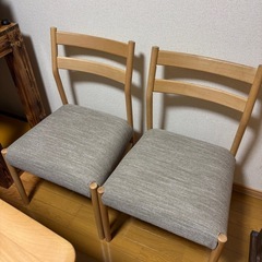 ニトリ　2人用ダイニングテーブル、チェアー×2、硬質マット
の画像