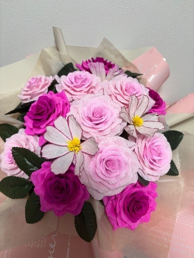 【精巧なハンドメイド】ほぼ本物！クレープペーパーで作ったバラの花束（直径50cm・ラッピング済み）