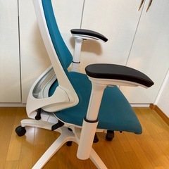 2020年製 イトーキ エフチェア（機能完動・汚れあり)の画像