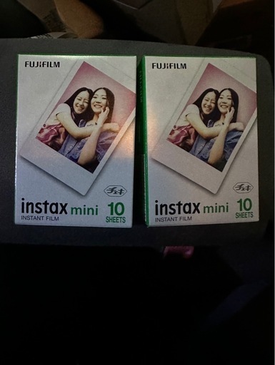 FUJIFILM instax mini 12 チェキ クレイホワイト インスタントカメラ　チェキフィルム10枚入り　2つ付属