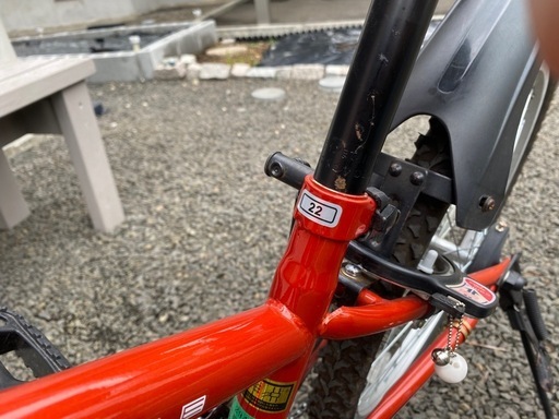 決まりました　自転車　子供　22インチ 折りたたみ自転車 22インチ 子供用 6段ギア CIデッキ付 2色 M-822F 