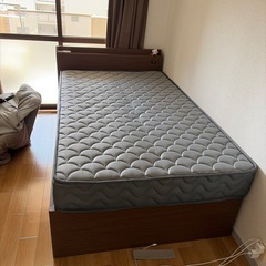 セミダブルサイズのベッドの画像