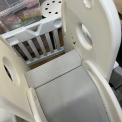 子供用ブランコと滑り台の画像