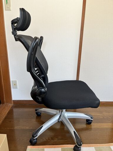 メッシュオフィスチェア ヘッドレスト付き 跳ね上げアームレスト シルバー脚 ブラック