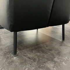 高級感あるレザー調チェアの画像