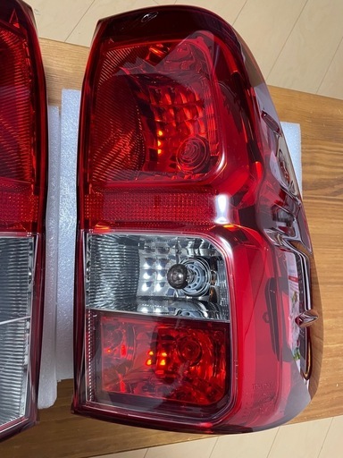 ハイラックス純正テールランプ