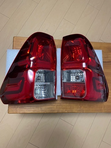 ハイラックス純正テールランプ