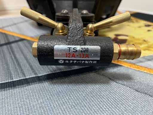 TS-208 【タチバナ】鋳物コンロ 二重 羽根付 種火無 全長525×直径330 