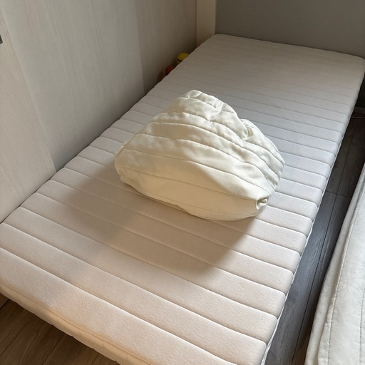ほぼ新品　　モダンデコ　シングル脚付きマットレス　ベッド