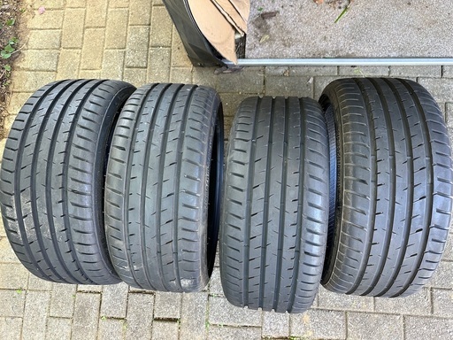 タイヤ 215/35ZR18 ほぼ新品 4本セット
