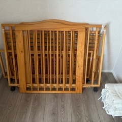 ベビーベッド(ベッドガード付き)の画像