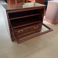 木製 キャビネット サイドボード 飾り棚 ガラス扉 収納棚 アンティーク調の画像