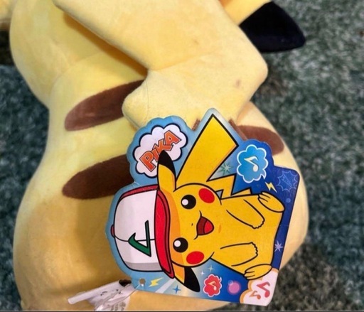 帽子をかぶったピカチュウぬいぐるみ