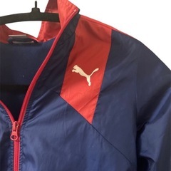 puma キッズ　130 レッドネイビーウィンドブレーカーの画像