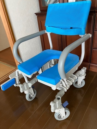 シャワーキャリーとポータブルトイレ
